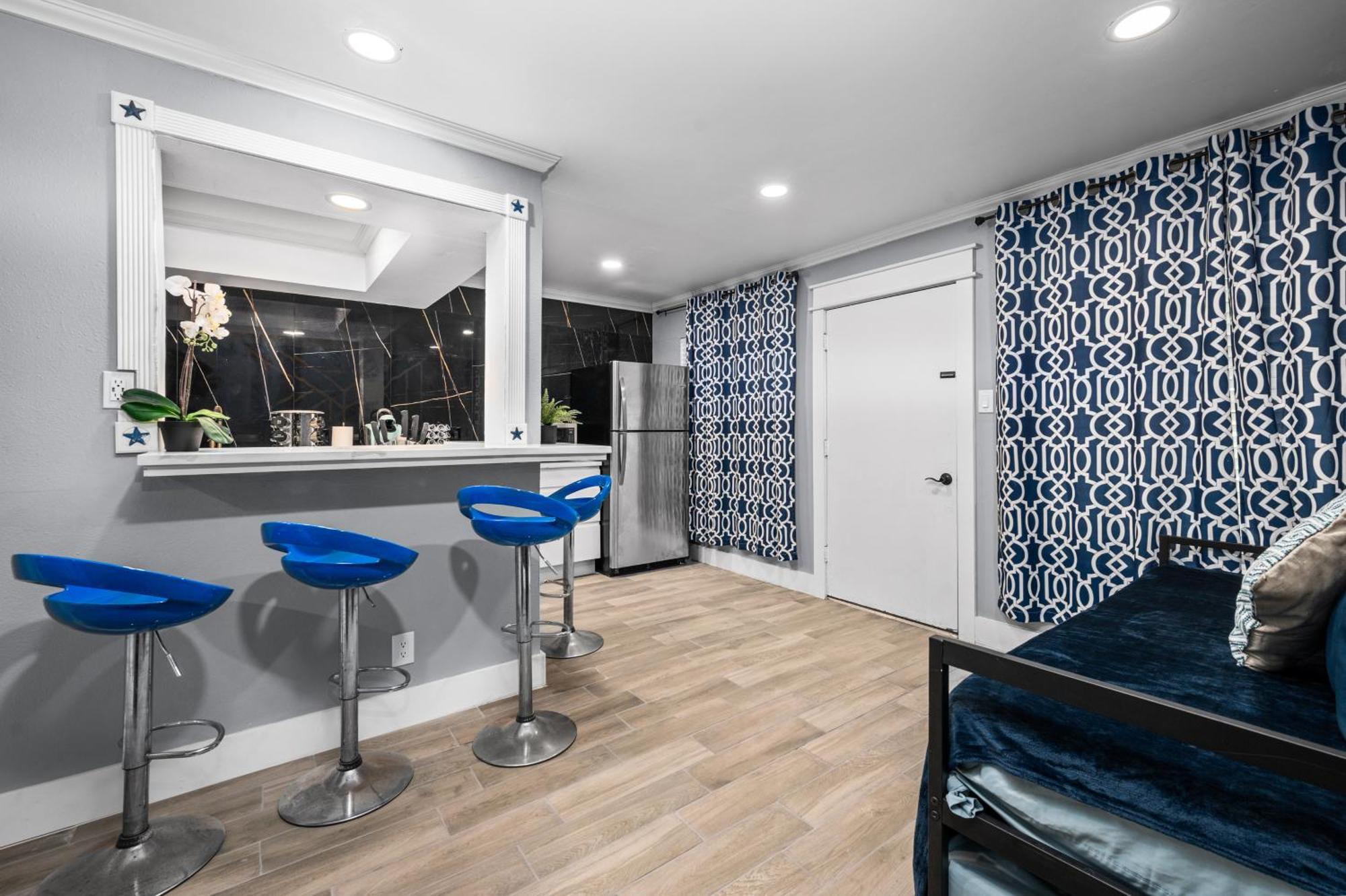 Апартаменты Bright & Airy Apt Close To Everything With Free Park Хьюстон Экстерьер фото